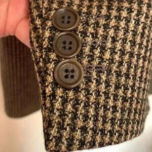 Men’s 90% wool/10% cashmere houndstooth blazer with 2 inner and  3 outer pockets